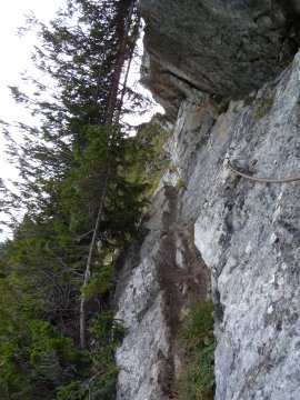 Sulla cengia iniziale della Ferrata del Pilier (35715 bytes)